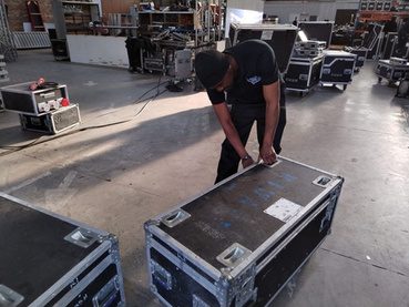 Crew moving flight cases